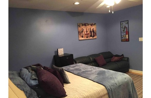 Bethesda House | The Oaks Spacious Vacation Retreat: lovely, comfortable, park-setting 5 mi to DC