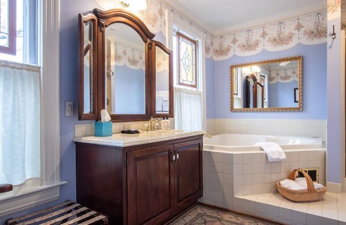 Christiansburg Bed & Breakfast | The Oaks Victorian Inn