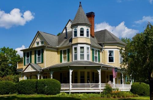 Christiansburg Bed & Breakfast | The Oaks Victorian Inn