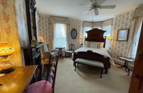 Christiansburg Bed & Breakfast | The Oaks Victorian Inn