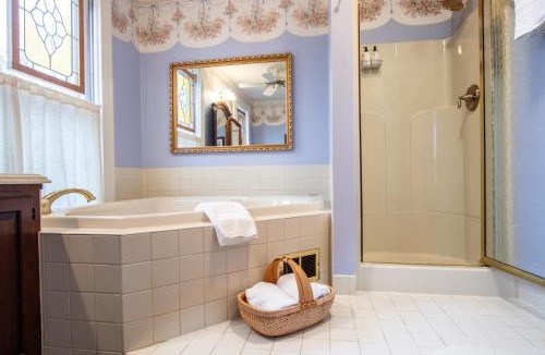 Christiansburg Bed & Breakfast | The Oaks Victorian Inn