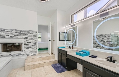 Crownridge of Texas House | The Oakview House by Six Flags, La Cantera, and The Rim
