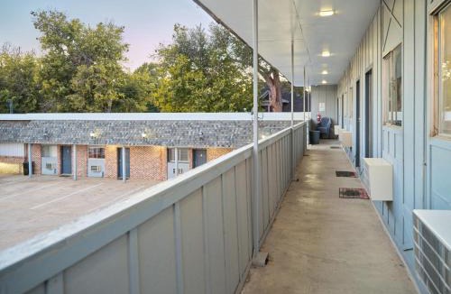 Sterling Hotel | The Oakwood Inn