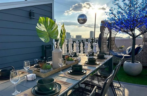 South Central Houston House | The Oasis Checkmate Stunning Rooftop with Views