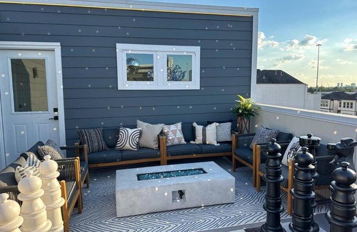 South Central Houston House | The Oasis Checkmate Stunning Rooftop with Views