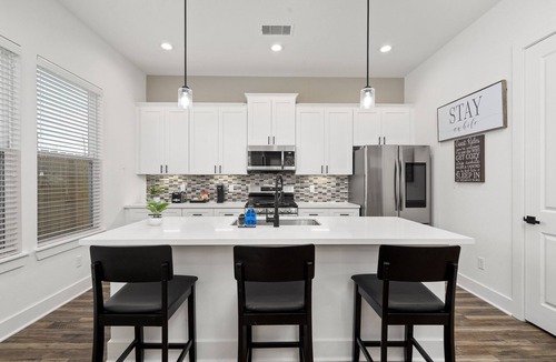 Northside House | The Oasis - Modern 3BR Near Downtown - Med Center - Stadiums
