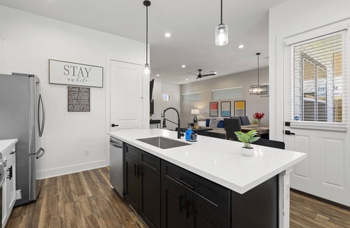 Northside House | The Oasis - Modern 3BR Near Downtown - Med Center - Stadiums