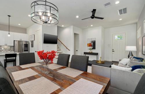 Northside House | The Oasis - Modern 3BR Near Downtown - Med Center - Stadiums