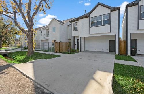 Northside House | The Oasis - Modern 3BR Near Downtown - Med Center - Stadiums