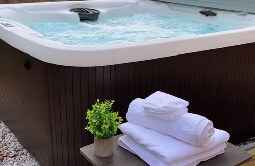 North Raleigh House | The Oasis, Pool and Hot Tub!