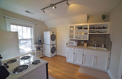 Midtown - Westport Apartment | The Observatory - Cozy Third Floor 1 Bedroom Apartment in Westport