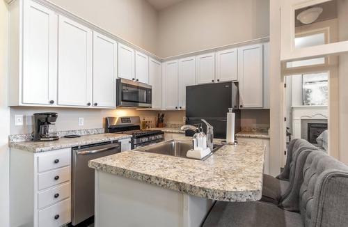 Livingston House | The Officer-Chic 1 bedroom on the Historic Square