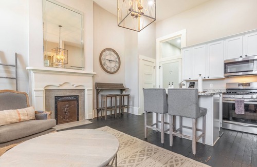 Livingston House | The Officer-Chic 1 bedroom on the Historic Square