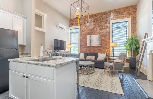 Livingston House | The Officer-Chic 1 bedroom on the Historic Square
