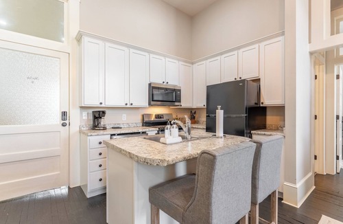 Livingston House | The Officer-Chic 1 bedroom on the Historic Square