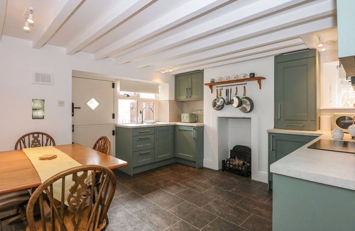 Newborough Cottage | THE OLD BAKERY COTTAGE, pet friendly, with a garden in Peterborough
