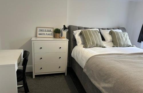 Higham Ferrers Apartment | The Old Band Accommodation 1 kingsize bed and 1 Sofa Bed available