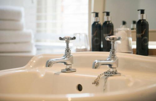 Treator Hotel | The Old Custom House