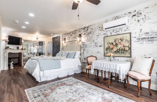 Azle Bed & Breakfast | The Old Liberty Schoolhouse B&B