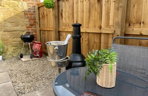 Stockton-on-Tees House | The Old Moat Barn - With Private Hot Tub