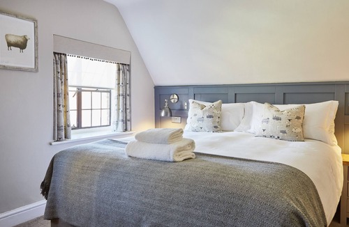 Bourton-on-the-Water Hotel | The Old New Inn