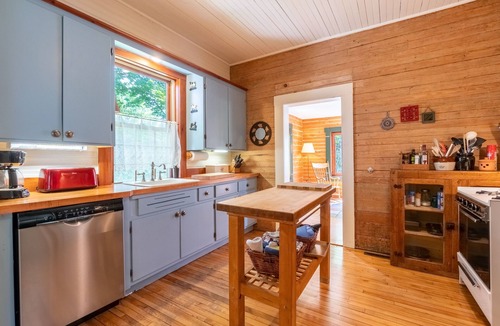 Lac-Brome Ski Chalet | The Old School | Spa | Natural Park | Countryside