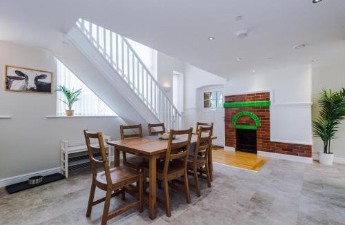 Two Dales House | The Old Schoolhouse - Peak District, near Bakewell & Chatsworth