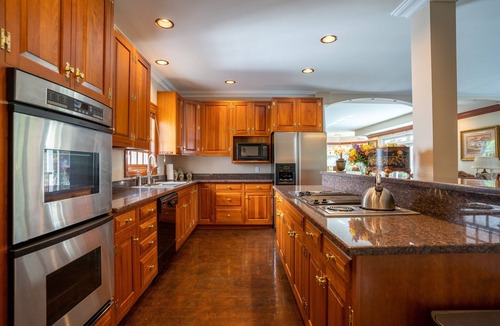 Carbondale House | The Old South Comes To Carbondale with this Southern Mansion