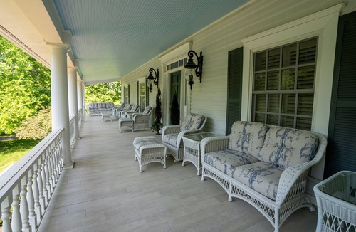 Carbondale House | The Old South Comes To Carbondale with this Southern Mansion