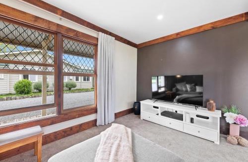 Hunua House | The Olde Store - Hunua Holiday Home