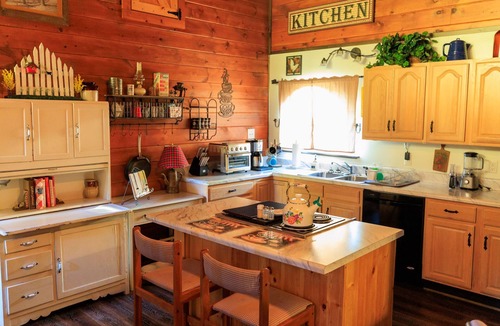Hixson Cabin | The Ole Pole Barn at Dry Creek Hideaways