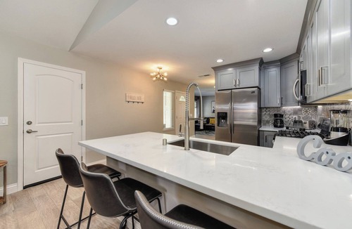 Sacramento House | The Olive House: Charming 3BR Gem, Pet Friendly, Fully Gated, NearDowntown Shops