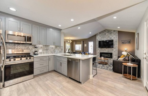 Sacramento House | The Olive House: Charming 3BR Gem, Pet Friendly, Fully Gated, NearDowntown Shops