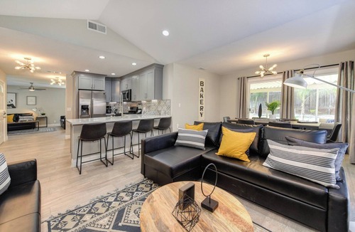 Sacramento House | The Olive House: Charming 3BR Gem, Pet Friendly, Fully Gated, NearDowntown Shops