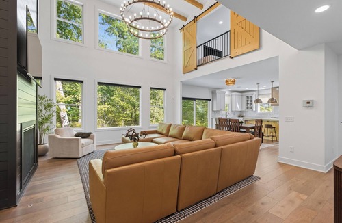 Sheridan House | The Onyx Retreat with Golf simulator & Hot tub