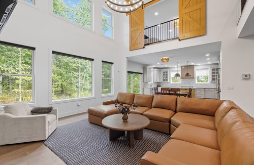 Sheridan House | The Onyx Retreat with Golf simulator & Hot tub