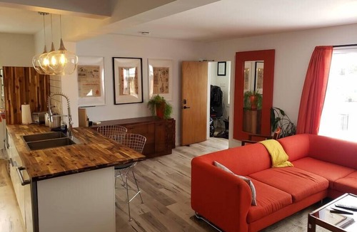 London House | "The Orange Suite" 2BR Vintage Vibe, Chefs Kitchen