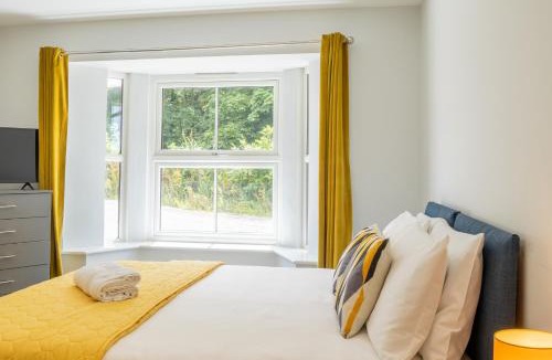 Winshill House | The Orchard - Spacious 5 Bed