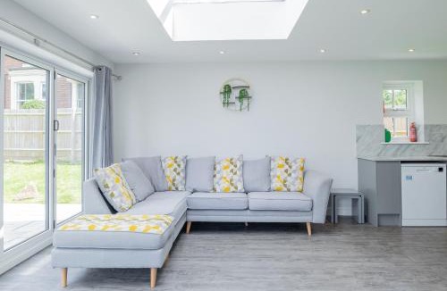 Winshill House | The Orchard - Spacious 5 Bed