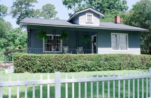Bloomingdale Cottage | The Original Crafter's Cottage Convenient to Savannah