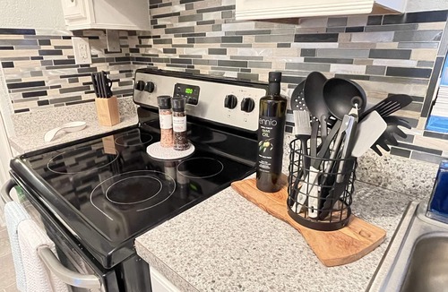 Harlandale House | The Original Rustic- Spacious 3 bedroom with large back patio- Family friendly