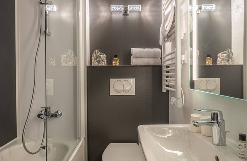 Les Ponts-de-Ce Hotel | The Originals City, Angers Sud – Le Village 49