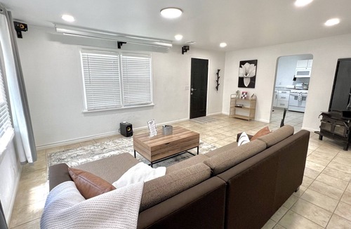 Joplin House | The Oriole: Cozy 2 Bed Home Mins Off Interstate