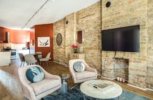 River North Apartment | The Orleans - Entire Building - With Rooftop Deck