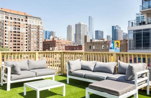 River North Apartment | The Orleans - Entire Building - With Rooftop Deck