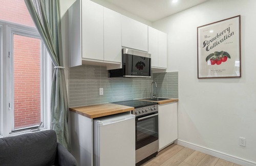 Plateau Mont Royal Apartment | The Oscar Peterson Studio | AC | TV | Near a Metro