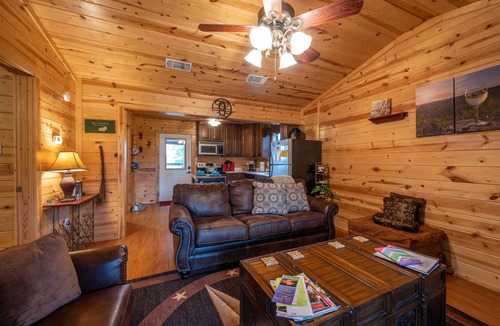 Smithville Cabin | The Ossi is a secluded couples cabin with panoramic mountain and sunset views!