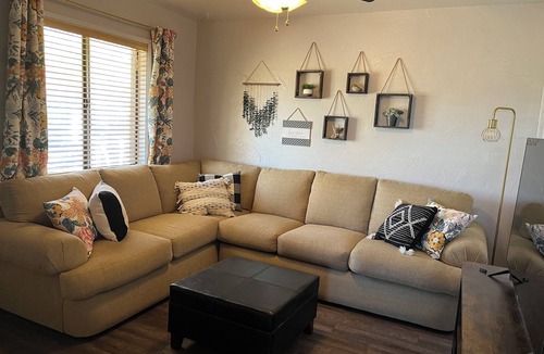 Springerville Cottage | The Ostrich House! Cozy, comfortable and private.
