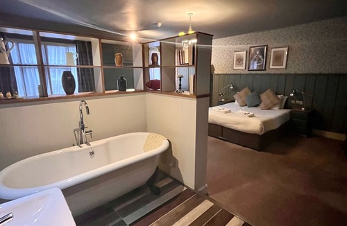 Colnbrook Hotel | The Ostrich Inn