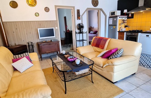 Puicheric Apartment | The Oustal Delcastèl, Furnished very comfortable with large south facing terrace and BBQ
